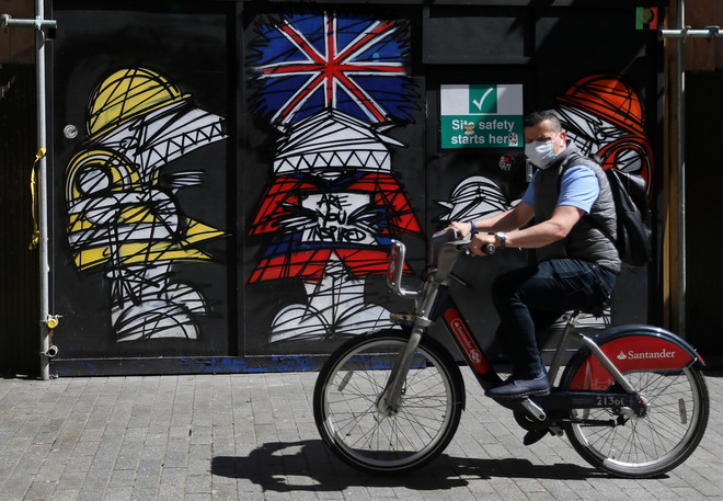 Người dân đi làm bằng xe đạp tại London, Anh, ngày 21/4/2020. (Ảnh: AFP/TTXVN) Tình hình dịch sáng 8/6: Mỹ, Brazil vẫn dẫn đầu về số ca mắc, tử vong ảnh 1