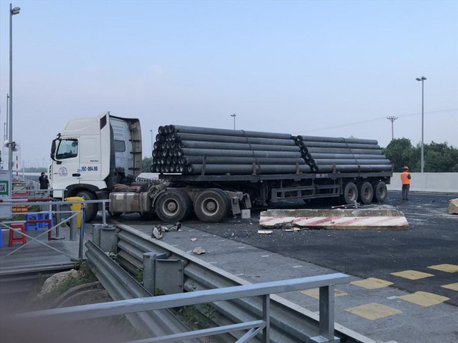 Xe đầu kéo gây tai nạn liên hoàn trên cao tốc Hạ Long-Hải Phòng ảnh 1