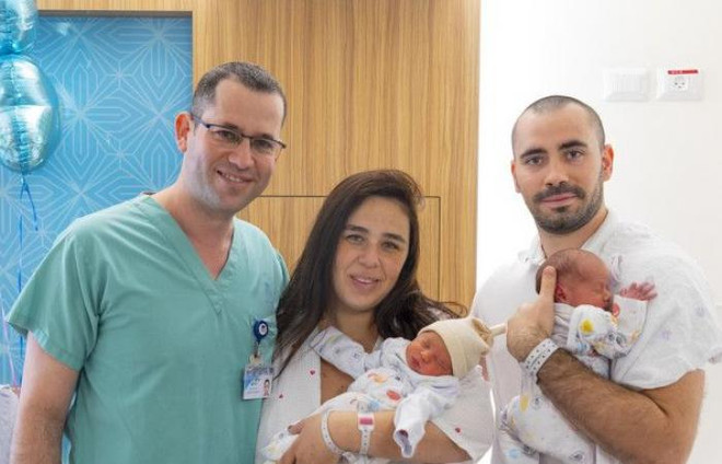 Ca song sinh hiếm gặp được sinh từ 2 khoang tử cung riêng biệt ảnh 1