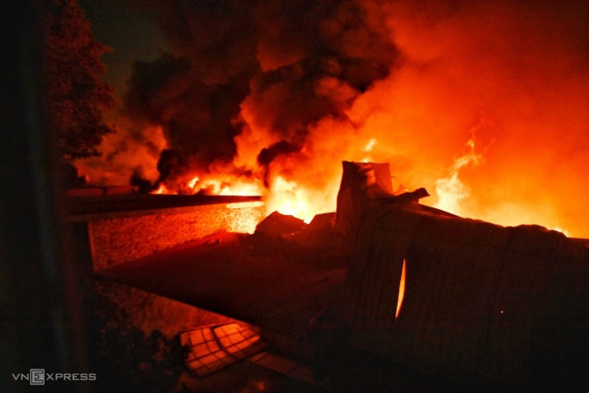 Hà Nội: Cơ bản dập tắt đám cháy lớn ở kho vải cạnh chợ Ninh Hiệp ảnh 1