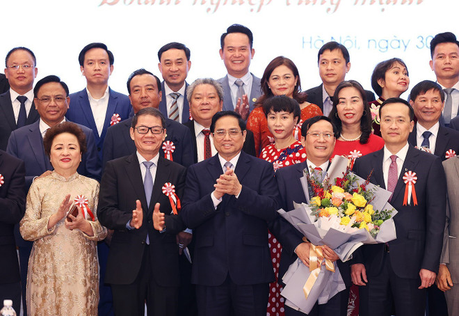 Thủ tướng Phạm Minh chúc mừng Ban Chấp hành VCCI nhiệm kỳ 2021-2026. (Ảnh: Dương Giang/TTXVN) Thủ tướng Phạm Minh Chính: Doanh nghiệp là “trái tim” của nền kinh tế ảnh 3