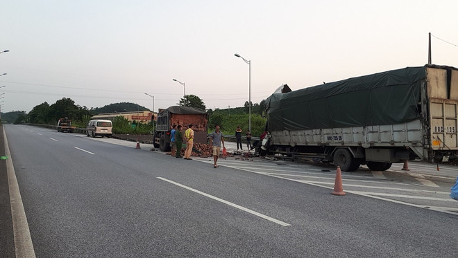 Hiện trường vụ tai nạn. (Ảnh: Tuấn Anh/TTXVN) Hai xe tải va chạm trên cao tốc Nội Bài-Lào Cai, một người tử vong ảnh 1