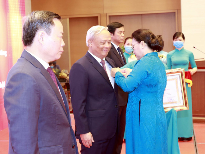Trao Huân chương Lao động cho các cán bộ lãnh đạo Quốc hội ảnh 1