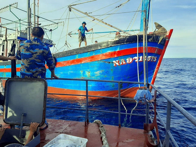 Cứu nạn thành công tàu đánh cá Phú Yên hỏng máy ở Trường Sa ảnh 1