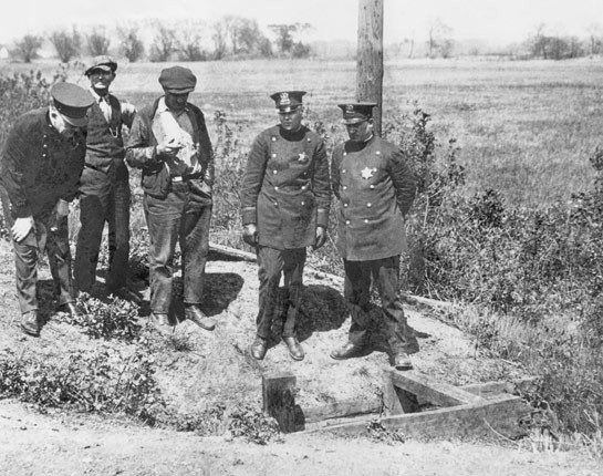 Thi thể cậu bé Bobby Franks được tìm thấy trong một đoạn cống. (Nguồn: Corbis) toi ac 3.jpg
