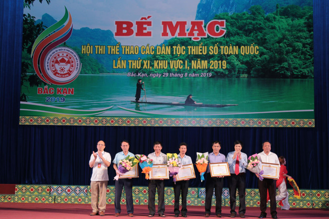 Trung ương Hội Nông dân Việt Nam tặng bằng khen cho 5 đơn vị có thành tích xuất sắc tại Hội thi. (Ảnh: Vũ Hoàng Giang/TTXVN) Bế mạc Hội thi thể thao các dân tộc thiểu số toàn quốc lần thứ XI ảnh 1