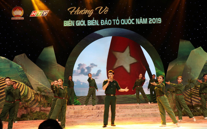 Chương trình biểu diễn văn nghệ. (Ảnh: Xuân Khu/TTXVN) Thành phố Hồ Chí Minh hướng về biên giới, biển đảo của Tổ quốc ảnh 2