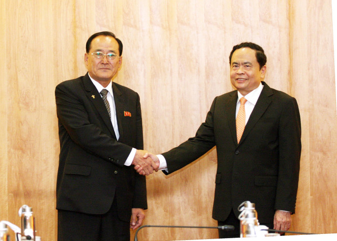Đồng chí Trần Thanh Mẫn và đồng chí Ju Yong-gil. (Ảnh: Nguyễn Dân/TTXVN) Chủ tịch Ủy ban Trung ương MTTQ tiếp đoàn đại biểu Triều Tiên ảnh 2