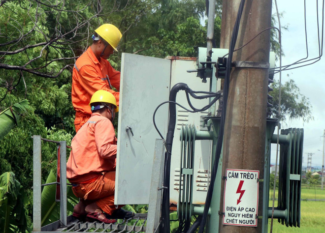Công nhân Công ty Điện lực Hà Tĩnh khắc phục sự cố lưới điện sau bão số 4. (Ảnh: Công Tường/TTXVN) Hà Tĩnh khắc phục sự cố hệ thống lưới điện bị ảnh hưởng bởi bão số 4 ảnh 1