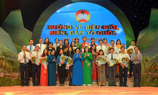 Lãnh đạo Thành phố Hồ Chí Minh, đại diện Quỹ "Vì biển đảo quê hương - Vì tuyến đầu Tổ quốc" chụp ảnh lưu niệm với đại diện các cơ quan, tổ chức, tập thể đã ủng hộ Quỹ. (Ảnh: Xuân Khu/TTXVN) Thành phố Hồ Chí Minh hướng về biên giới, biển đảo của Tổ quốc ảnh 1