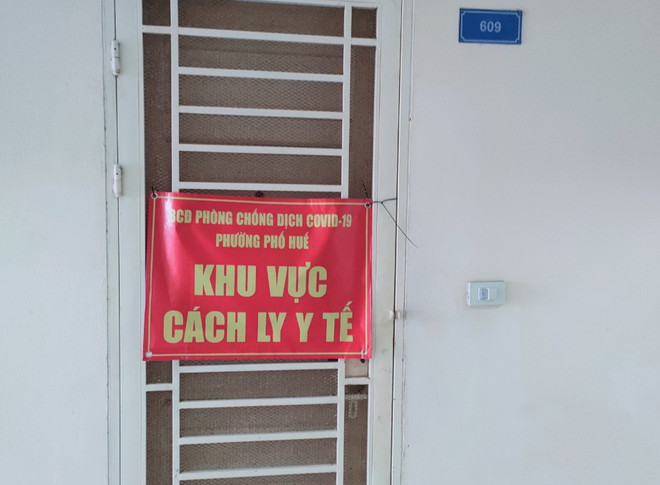 Một địa điểm cách ly y tế tại nhà ở phường Phố Huế, quận Hai Bà Trưng, Hà Nội. (Ảnh: Mạnh Khánh/Vietnam+) Cách ly y tế tại nhà: Cần đồng bộ giữa chủ trương và thực tiễn ảnh 1