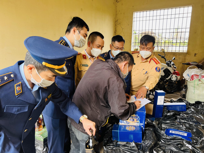 Thanh Hóa: Bắt xe tải chở hàng trăm chai rượu ngoại không rõ nguồn gốc ảnh 1