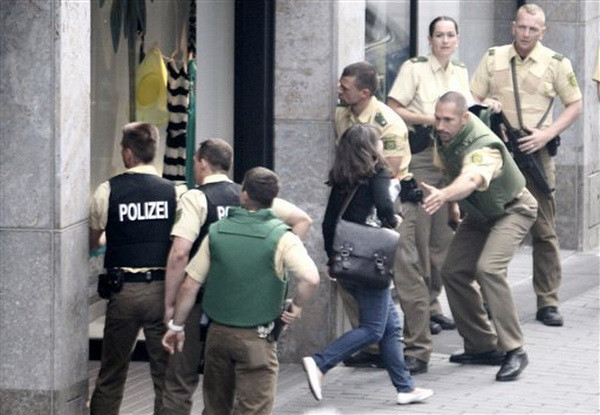 Đức: Đối tượng có súng bắt giữ con tin, cố thủ trong nhà ảnh 1