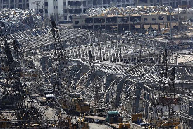 Hiện trường vụ nổ tại Beirut hồi năm ngoái. (Ảnh: AFP/TTXVN) Liban: Interpol truy nã một số người liên quan đến vụ nổ ở cảng Beirut ảnh 1