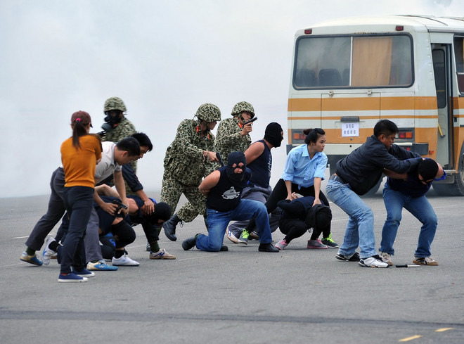 [Video] Bộ đội đặc công diễn tập chống khủng bố, giải cứu con tin ảnh 1