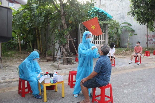 Đẩy mạnh xét nghiệm diện rộng khu vực phong tỏa, nguy cơ cao ảnh 1