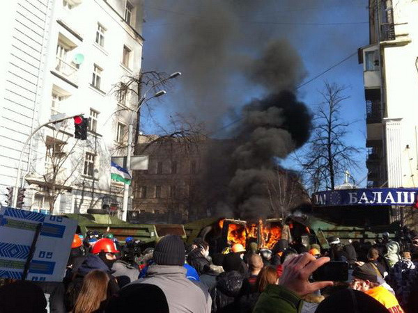 Người biểu tình Ukraine xông vào trụ sở đảng cầm quyền ảnh 1