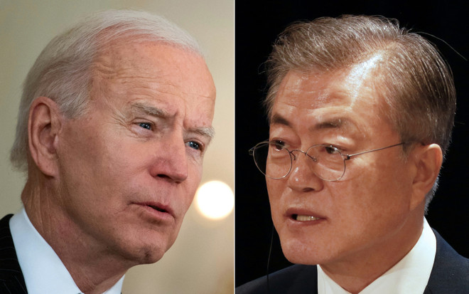 Tổng thống Mỹ Joe Biden (trái) và Tổng thống Hàn Quốc Moon Jae-in (phải). (Ảnh: AFP/TTXVN) Hàn Quốc thông báo về chuyến thăm Mỹ của Tổng thống Moon Jae-in ảnh 1