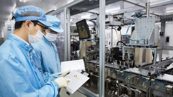 Dây chuyền sản xuất pin xe điện của SK Innovation. (Ảnh: Reuters) Các nhà sản xuất pin của Hàn Quốc đối mặt với nhiều thách thức ảnh 1
