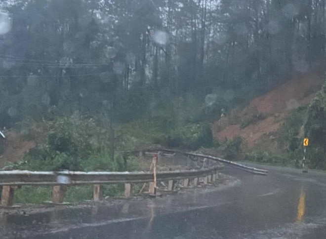 Thừa Thiên-Huế: Cấm người và phương tiện qua lại đoạn đường bị sạt lở ảnh 1