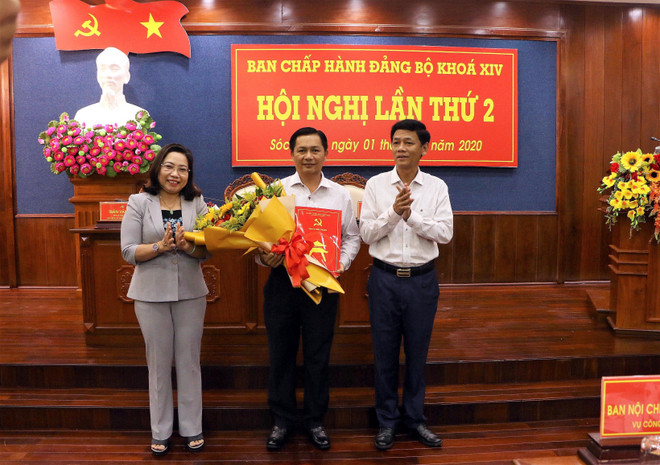 Trao quyết định phê chuẩn chức Chủ tịch Ủy ban nhân dân tỉnh Sóc Trăng ảnh 1
