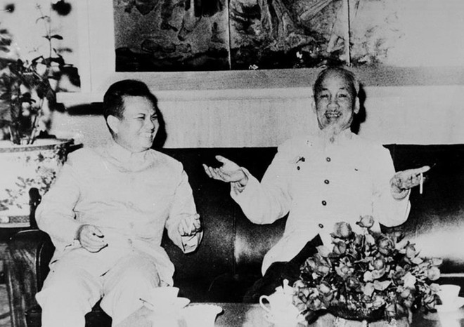 Chủ tịch Hồ Chí Minh tiếp và nói chuyện thân mật với Trưởng đoàn đại biểu Đảng và Mặt trận Lào yêu nước Kaysone Phomvihane sang thăm hữu nghị Việt Nam (1966). (Ảnh: Tư liệu TTXVN) Tư tưởng Hồ Chí Minh về chính sách đối ngoại và hội nhập quốc tế ảnh 1