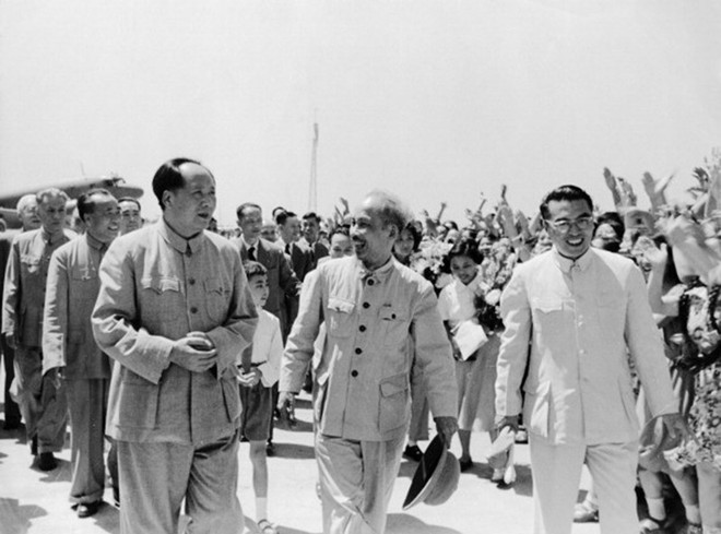 Chủ tịch Trung Quốc Mao Trạch Đông đón Bác Hồ thăm hữu nghị Trung Quốc, ngày 25/6/1955. (Ảnh: Tư liệu/TTXVN phát) Tư tưởng Hồ Chí Minh về chính sách đối ngoại và hội nhập quốc tế ảnh 2