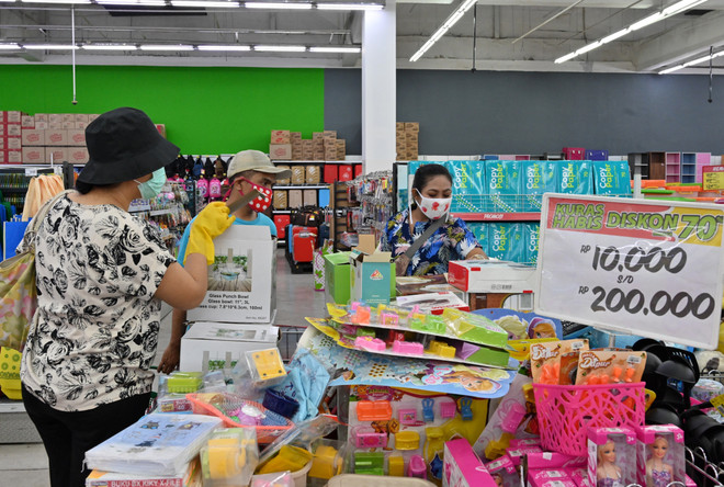 Indonesia hỗ trợ hơn 600 triệu USD tiền mặt cho lao động thu nhập thấp ảnh 1