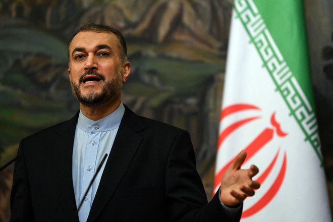 Ngoại trưởng Iran Hossein Amir-Abdollahian tại cuộc họp báo ở Tehran, Iran. (Ảnh: AFP/TTXVN) Iran khẳng định quyết tâm đạt được thỏa thuận hạt nhân "bền vững" ảnh 1