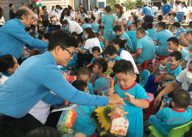 Lãnh đạo Liên đoàn Lao động Thành phố Hồ Chí Minh, Trung tâm Công tác xã hội Công đoàn và các nhà hảo tâm tặng quà và học bổng cho các em thiếu nhi Trung tâm phục hồi chức năng và trợ giúp trẻ khuyết tật nhân ngày Quốc tế Thiếu nhi 1/6. (Ảnh: Thanh Vũ/TTXVN) Tặng quà, trao học bổng cho trẻ khuyết tật, mồ côi nhân dịp 1/6 ảnh 1