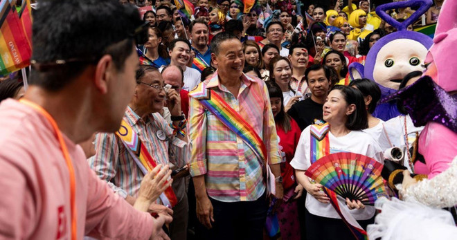 Thủ tướng Thái Lan Srettha Thavisin tham gia một hoạt động của cộng đồng LGBT. (Nguồn: Reuters) thai lan hon nhan dong gioi 2.jpg