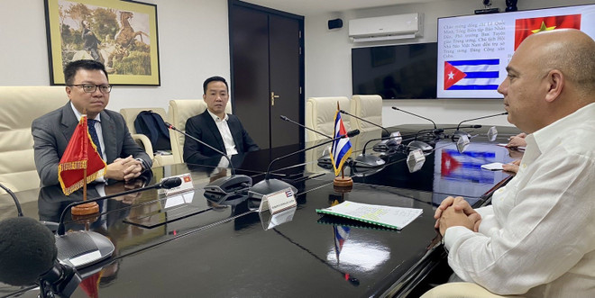 Ông Lê Quốc Minh hội kiến ông Roberto Morales Ojeda, Ủy viên Bộ Chính trị, Thường trực Ban Bí thư Đảng Cộng sản Cuba. (Ảnh: Mai Phương/TTXVN) Việt Nam và Cuba tăng cường hợp tác trong lĩnh vực truyền thông ảnh 1