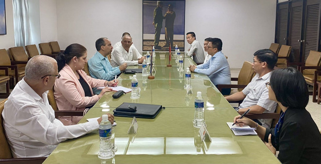 Ông Lê Quốc Minh hội kiến ông Rogelio Polanco Fuentes, Bí thư Trung ương Đảng, Trưởng Ban Tư tưởng Trung ương Đảng Cộng sản Cuba. (Ảnh: Mai Phương/TTXVN) Việt Nam và Cuba tăng cường hợp tác trong lĩnh vực truyền thông ảnh 2