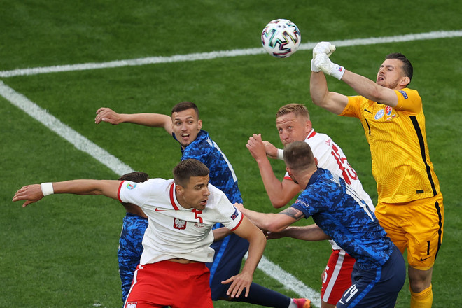 Thủ môn Slovakia Martin Dubravka (phải) đấm bóng giải nguy cho khung thành đội nhà trước các cầu thủ Ba Lan trong trận đấu vòng chung kết EURO 2020 ở Saint Petersburg, Nga ngày 14/6/2021. (Ảnh: AFP/TTXVN) Vòng chung kết EURO 2020: Tản mạn chuyện đi xem bóng đá thời COVID-19 ảnh 3