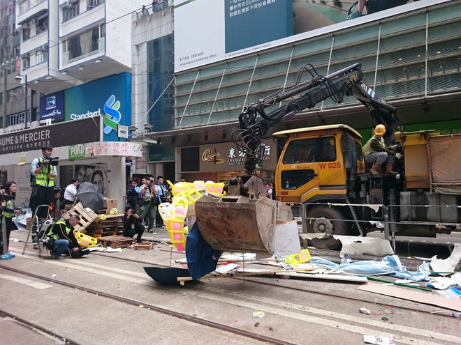 [Video] Cảnh sát Hong Kong dỡ bỏ lều bạt của người biều tình ảnh 1