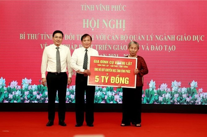 Cụ Vũ Thị Lật trao tượng trưng số tiền ủng hộ vào Quỹ Khuyến học tỉnh Vĩnh Phúc.(Nguồn: VietnamNet) Nghĩa cử cao đẹp: Cụ bà 80 tuổi tặng 5 tỷ đồng cho Quỹ Khuyến học ảnh 1