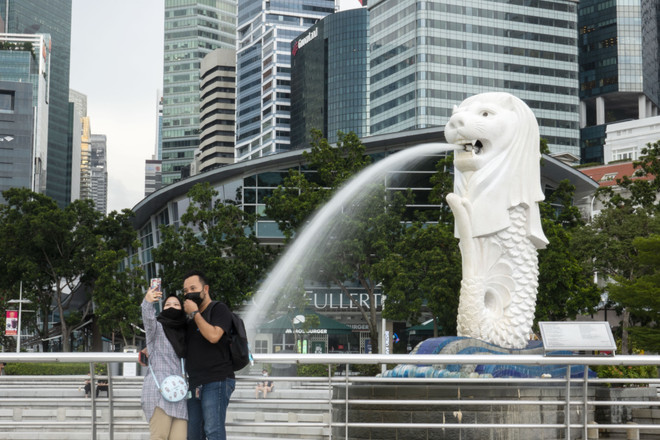 Người dân đeo khẩu trang phòng dịch COVID-19 tại Singapore, ngày 2/6/2021. (Ảnh: THX/TTXVN) Singapore nâng dự báo lạm phát cả năm 2021 do tác động từ giá dầu ảnh 1
