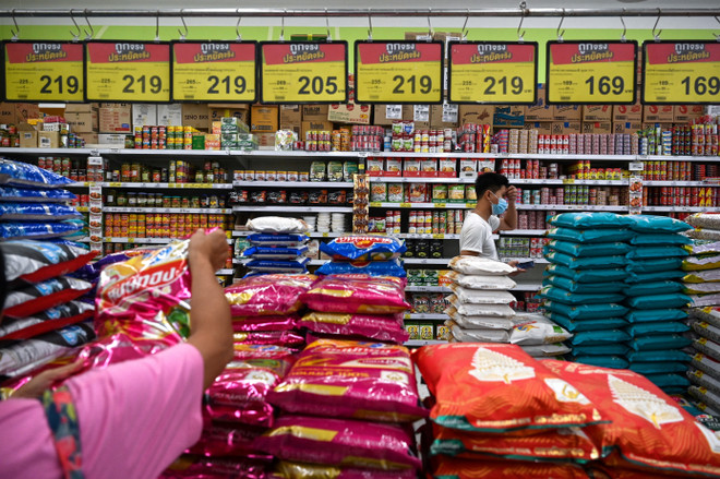 Gạo được bày bán tại siêu thị ở Bangkok, Thái Lan. (Ảnh: AFP/TTXVN) Giá gạo tăng mạnh gây rủi ro lớn cho an ninh lương thực toàn cầu ảnh 1