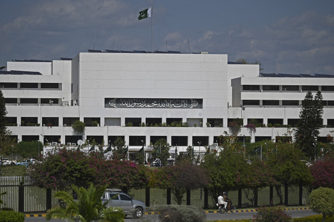 Quang cảnh bên ngoài tòa nhà Quốc hội Pakistan ở Islamabad. (Ảnh: AFP/TTXVN) Tổng thống Pakistan giải tán Quốc hội, chuẩn bị cho tổng tuyển cử ảnh 1