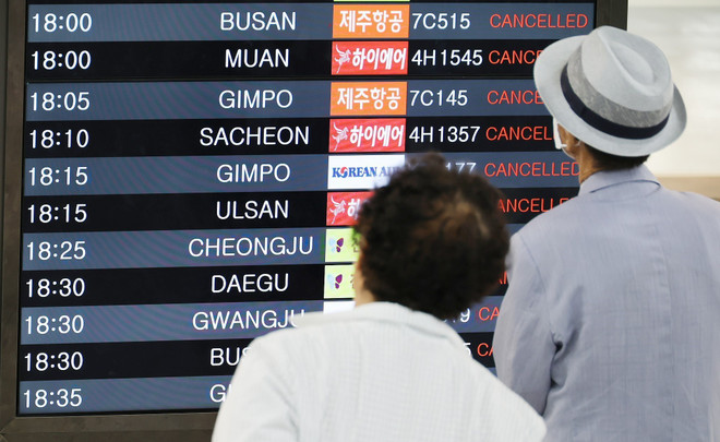 Bão Khannun đổ bộ Hàn Quốc, hàng trăm chuyến bay bị đình chỉ ảnh 1