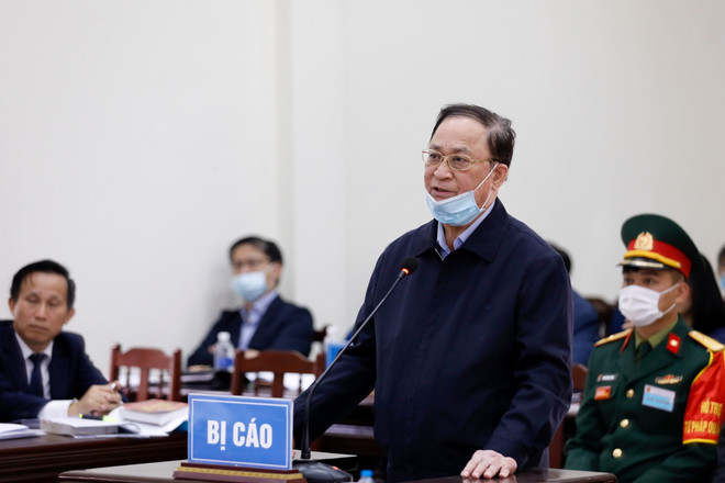 Bị cáo Nguyễn Văn Hiến khai báo trước Hội đồng xét xử. (Ảnh: Dương Giang/TTXVN) VKS đề nghị giảm án phạt cho cựu Thứ trưởng BQP Nguyễn Văn Hiến ảnh 1