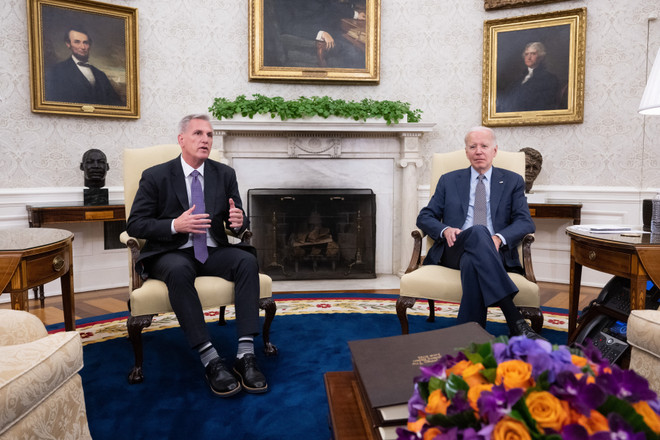 Chủ tịch Hạ viện Mỹ Kevin McCarthy (trái) trong cuộc đàm phán về trần nợ công với Tổng thống Mỹ Joe Biden tại Washington DC., ngày 22/5/2023. (Ảnh: AFP/TTXVN) Mỹ: Nhà Trắng và phe Cộng hòa tại Hạ viện đạt được thỏa thuận trần nợ ảnh 1