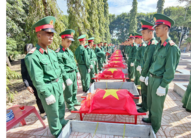 An táng các hài cốt Liệt sỹ. (Ảnh: TTXVN phát) Đắk Lắk tổ chức lễ truy điệu và an táng 15 hài cốt liệt sỹ ảnh 1
