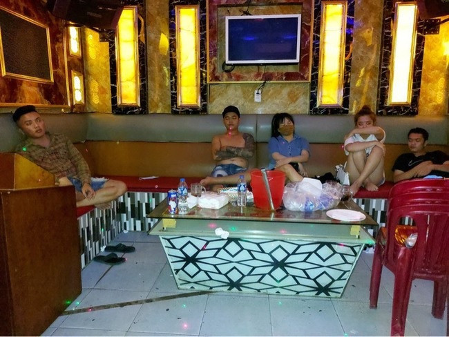 Bắt quả tang nhóm người tụ tập sử dụng ma túy trong quán karaoke ảnh 1