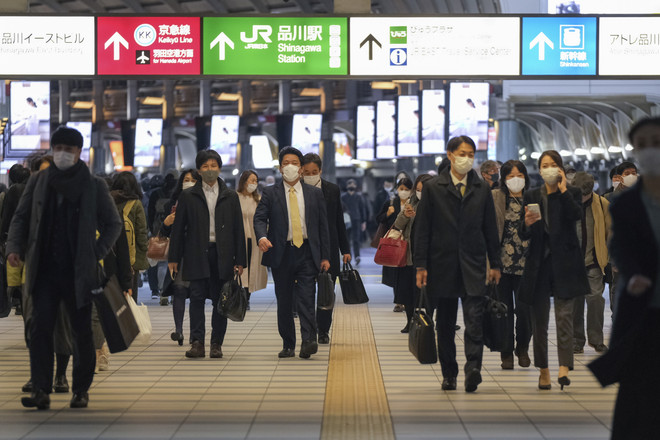 Người dân di chuyển trên đường phố tại Tokyo, Nhật Bản. (Ảnh: AFP/TTXVN) Tỷ lệ thất nghiệp của Nhật Bản giảm lần đầu tiên sau 5 tháng ảnh 1
