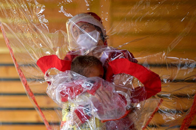 "Bà già Tuyết" và những cái ôm hôn đặc biệt giữa đại dịch COVID-19 ảnh 1