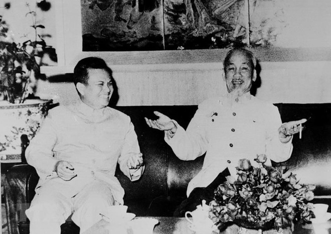 Chủ tịch Hồ Chí Minh tiếp và nói chuyện thân mật với đồng chí Kaysone Phomvihane, Trưởng đoàn đại biểu Đảng và Mặt trận Lào yêu nước sang thăm hữu nghị Việt Nam (1966). (Ảnh: Tư liệu TTXVN) Tình hữu nghị Việt-Lào - Mối quan hệ quốc tế mẫu mực, thủy chung ảnh 1