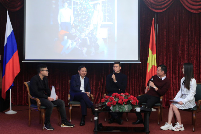 Người Việt tại Nga giao lưu với thủ môn Đặng Văn Lâm cùng gia đình ảnh 1