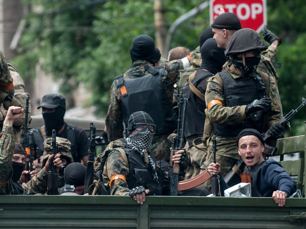 Dân quân Lugansk đột nhập kho vũ khí, lấy hàng trăm khẩu súng ảnh 1