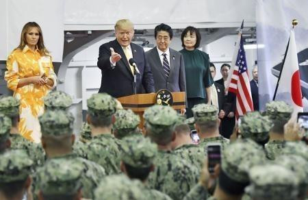 Tổng thống Trump và Thủ tướng Abe trên tàu khu trục Kaga (Ảnh: Kyodo/TTXVN). Tổng thống Trump muốn hiện đại hóa quân đội để bảo vệ Mỹ và đồng minh ảnh 1